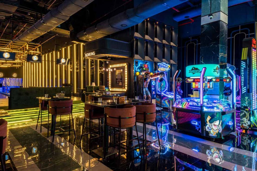 How Bars Combine Entertainment with Premium Dining?